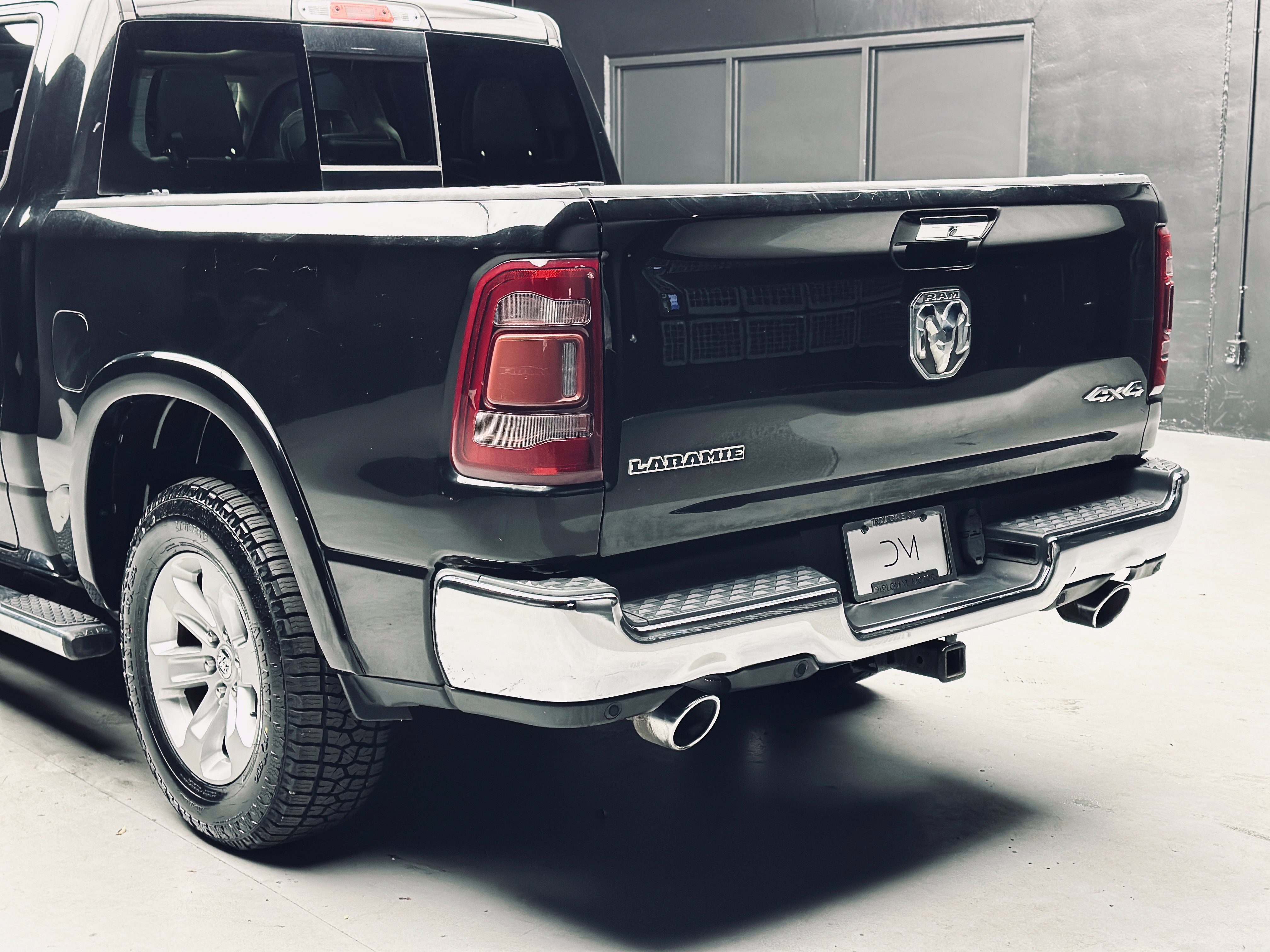 Used 2019 RAM 1500 Laramie AWD/4WD image 16