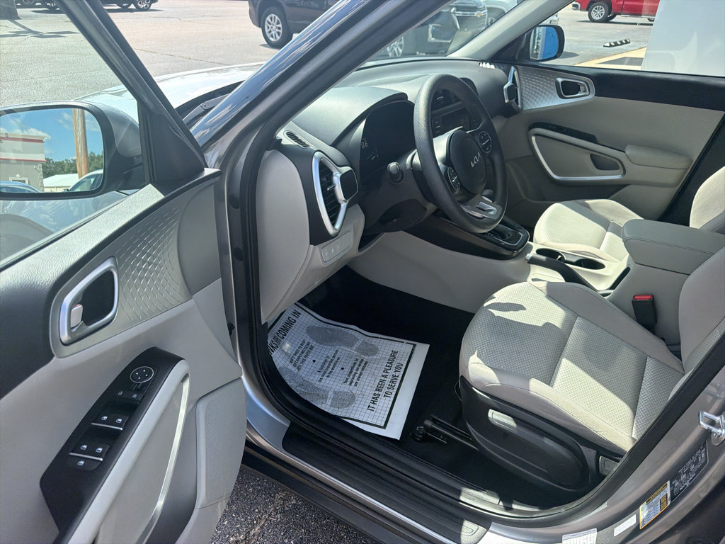 Used 2025 Kia Soul LX w/ LX Technology Package FWD image 9