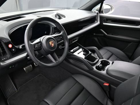 Certified 2025 Porsche Cayenne S AWD/4WD image 4