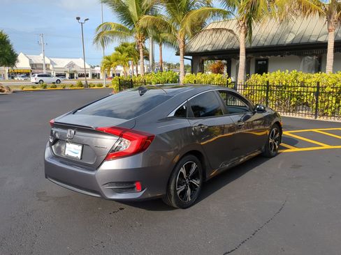 Used 2018 Honda Civic Touring image 6