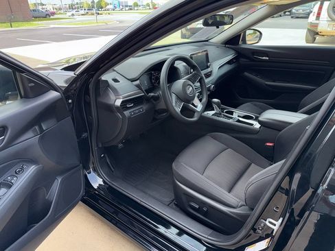 Used 2024 Nissan Altima 2.5 SV FWD image 17