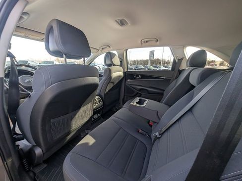 Used 2016 Kia Sorento LX w/ LX Convenience Package image 4