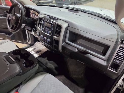 Used 2018 RAM 1500 Express AWD/4WD image 40