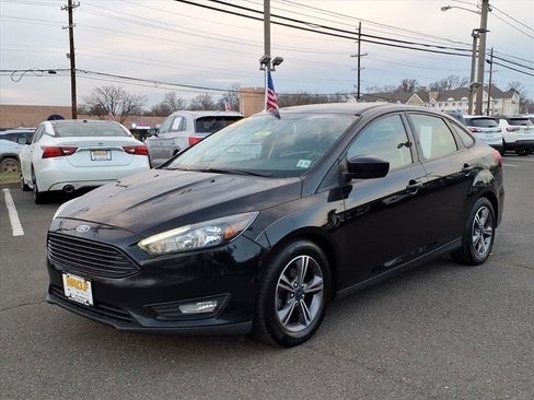 Used 2018 Ford Focus SE w/ SE Appearance Package image 3
