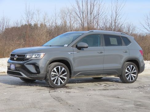 Used 2023 Volkswagen Taos SE w/ Panoramic Sunroof Package image 27