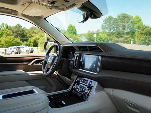 Used 2021 GMC Yukon XL Denali w/ Denali Premium Package AWD/4WD image 15