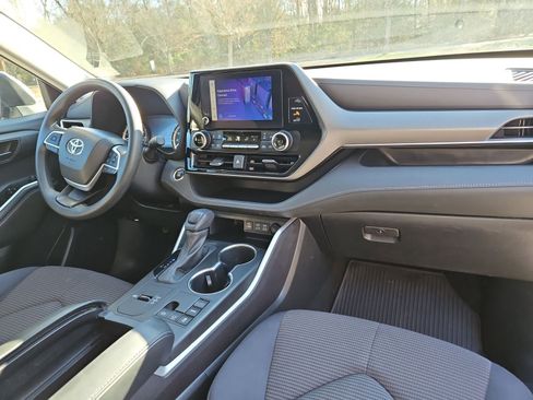 Used 2023 Toyota Highlander L FWD image 16