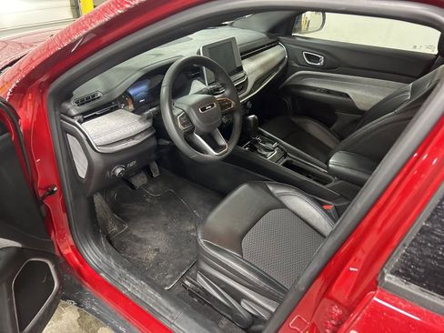 Used 2025 Jeep Compass Latitude image 2