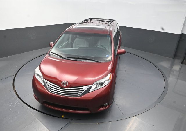 Used 2017 Toyota Sienna XLE w/ Outdoor Package FWD image 12