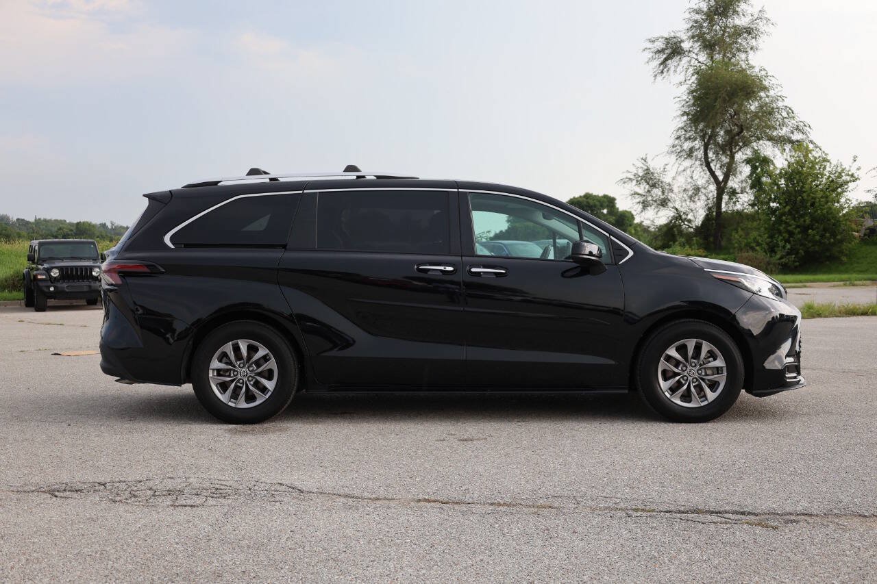Used 2023 Toyota Sienna XLE FWD image 7