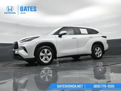 Used 2024 Toyota Highlander LE AWD/4WD image 44