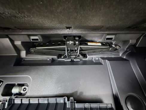 Used 2023 Toyota Highlander XLE AWD/4WD image 27