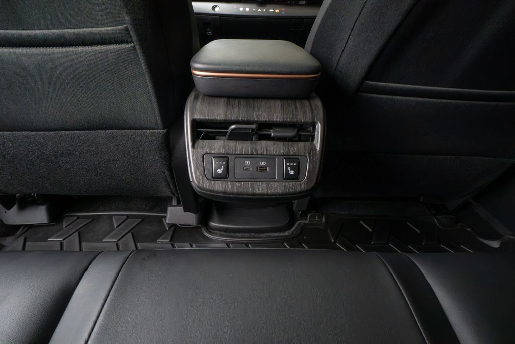 Used 2024 Nissan Ariya AWD image 19