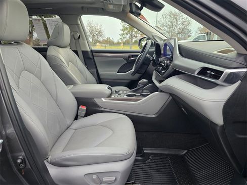 Used 2023 Toyota Highlander Platinum image 10