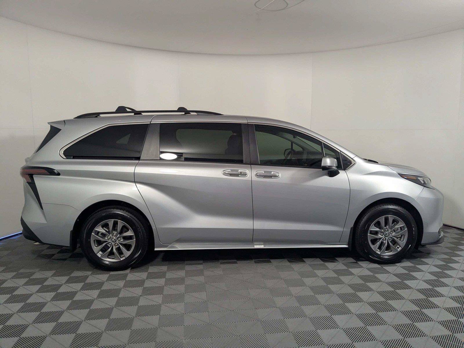 Certified 2025 Toyota Sienna XLE FWD image 3
