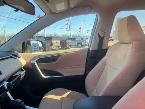 Used 2019 Toyota RAV4 LE w/ Carpet Mat Package image 10