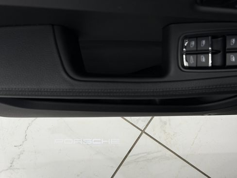 Certified 2025 Porsche Macan image 28