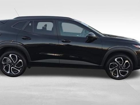 Used 2024 Chevrolet Trax RS w/ Driver Confidence Package FWD image 2