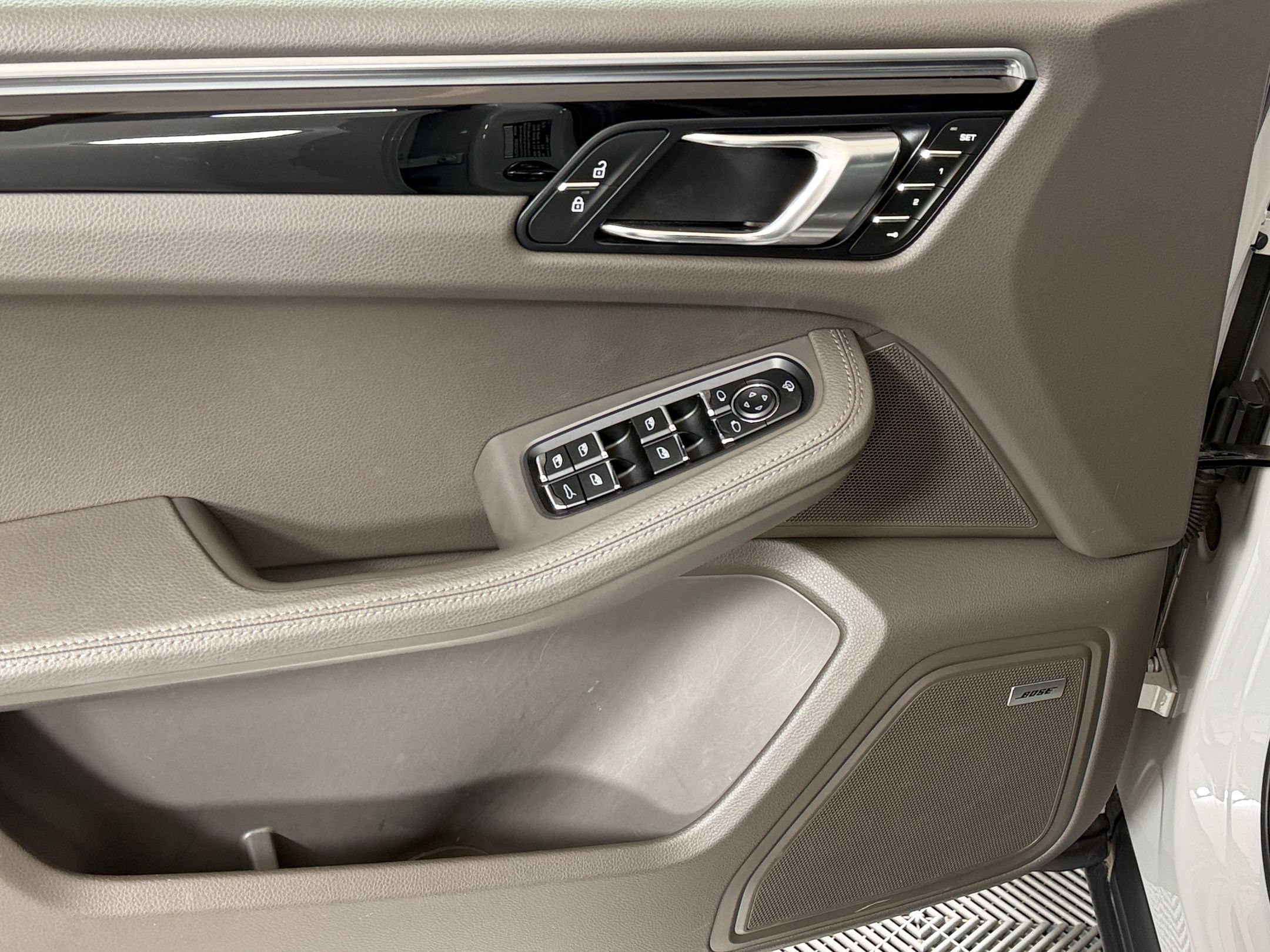 Certified 2024 Porsche Macan S AWD/4WD image 16