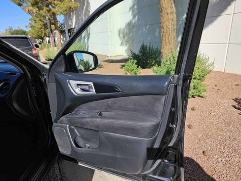 Used 2015 Nissan Pathfinder SV image 18
