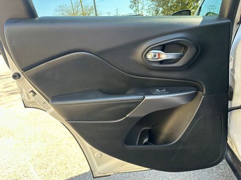 Used 2019 Jeep Cherokee Limited w/ Technology Group image 34