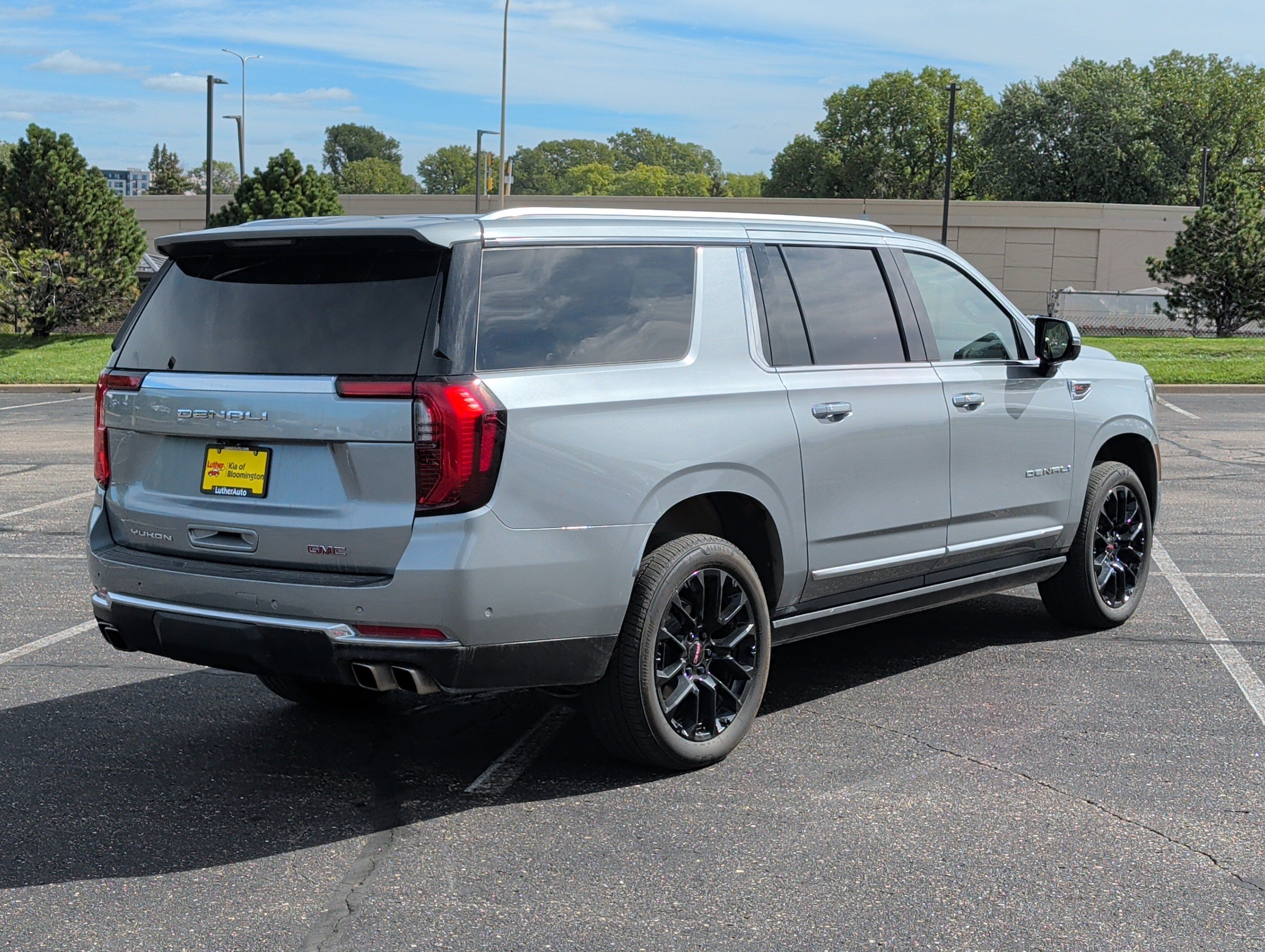 Used 2025 GMC Yukon XL Denali w/ Sun & Power Step Package AWD/4WD image 4