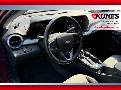 Used 2025 Chevrolet Trax LT w/ LT Convenience Package FWD image 14