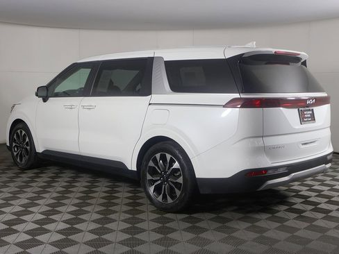 Used 2023 Kia Carnival EX image 9