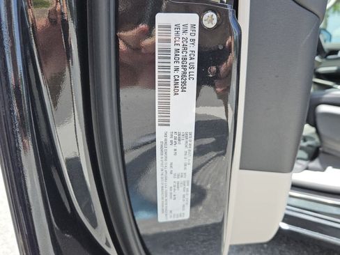 Used 2023 Chrysler Pacifica Touring-L w/ Uconnect Theater Family Group FWD image 7