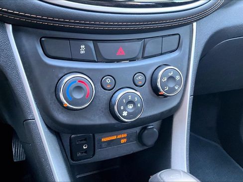 Used 2022 Chevrolet Trax LT w/ LT Convenience Package FWD image 13