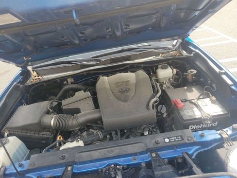 Used 2017 Toyota Tacoma TRD Off-Road w/ Tow Package image 18