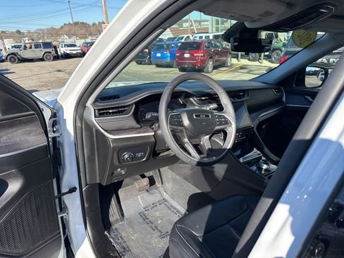 Certified 2023 Jeep Grand Cherokee Limited w/ Luxury Tech Group II AWD/4WD image 22