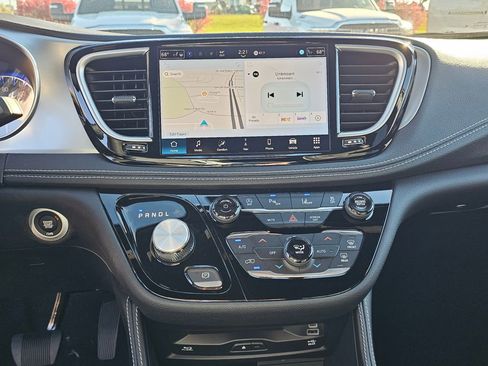 New 2026 Chrysler Pacifica Limited w/ Uconnect Theater Family Group image 20