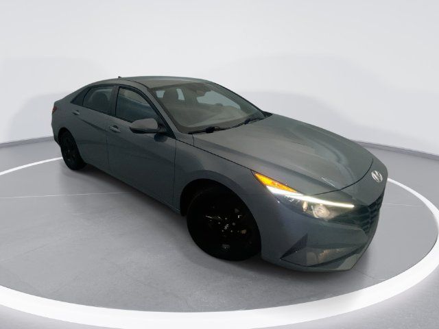 Used 2022 Hyundai Elantra SEL w/ Preferred Accessory Package FWD image 1