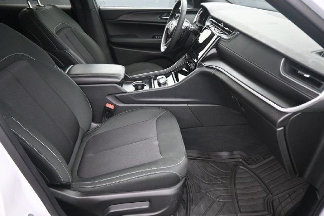 Used 2025 Jeep Grand Cherokee Laredo AWD/4WD image 21