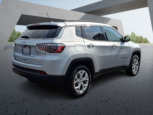 Used 2024 Jeep Compass Latitude AWD/4WD image 6