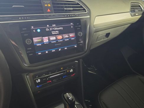 Certified 2024 Volkswagen Tiguan SE w/ Panoramic Sunroof Package FWD image 20
