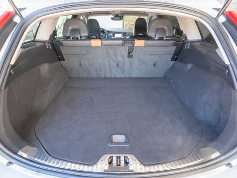 Used 2018 Volvo V60 T5 Cross Country w/ Convenience Package image 19