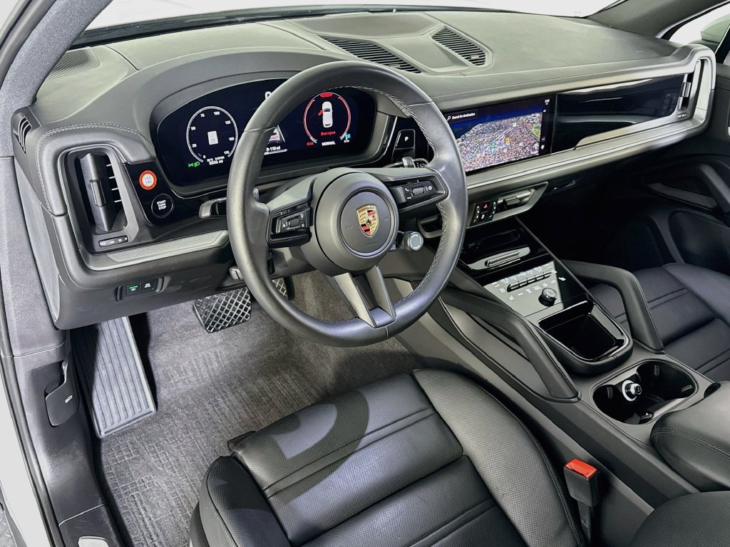 Certified 2025 Porsche Cayenne AWD/4WD image 4