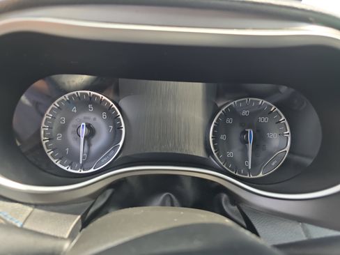 Used 2021 Chrysler Pacifica Touring-L FWD image 19