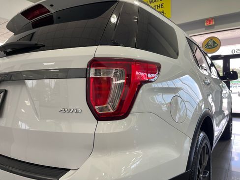 Used 2019 Ford Explorer XLT w/ Equipment Group 202A AWD/4WD image 17