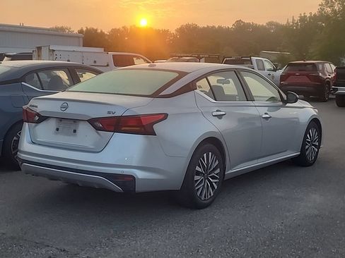 Used 2024 Nissan Altima 2.5 SV FWD image 2