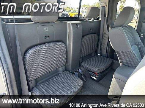 Used 2010 Nissan Frontier SE w/ SE Value Truck Pkg RWD image 9