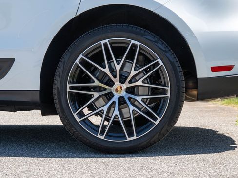 Certified 2026 Porsche Macan AWD/4WD image 13