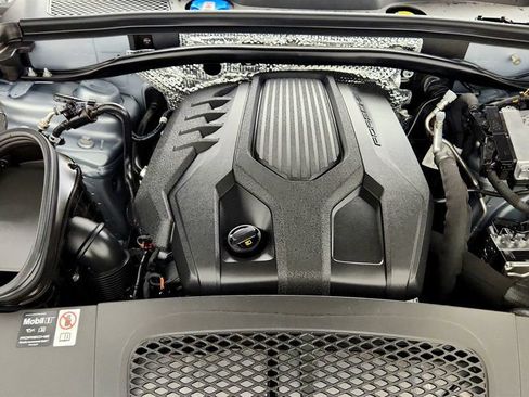 Used 2025 Porsche Macan AWD/4WD image 28
