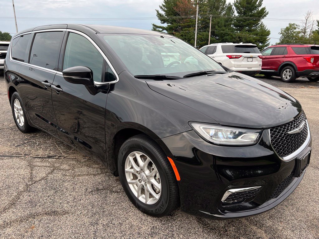 Used 2025 Chrysler Pacifica Select FWD image 5
