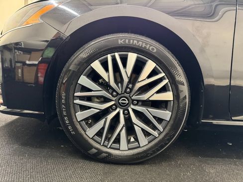 Used 2024 Nissan Altima 2.5 SV FWD image 12