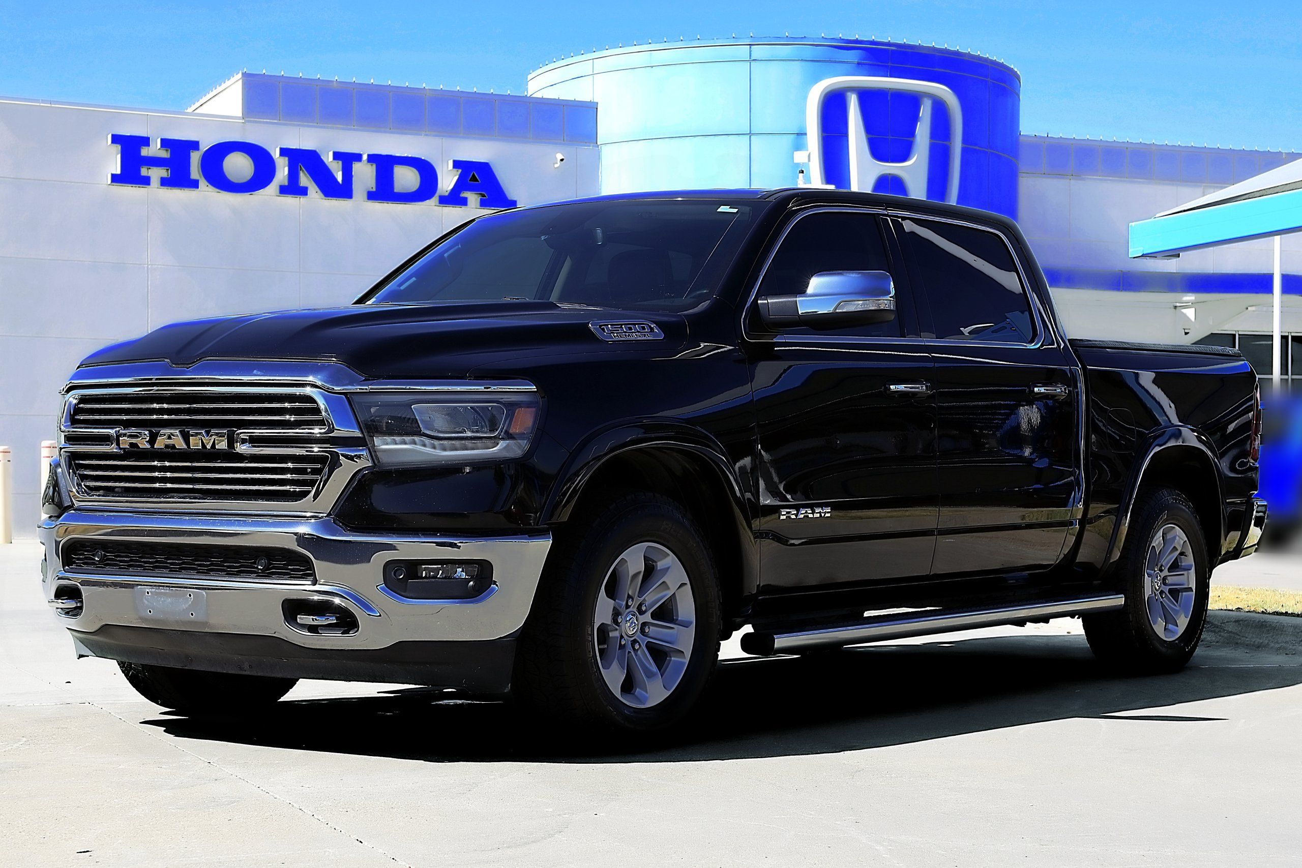 Used 2019 RAM 1500 Laramie AWD/4WD image 1