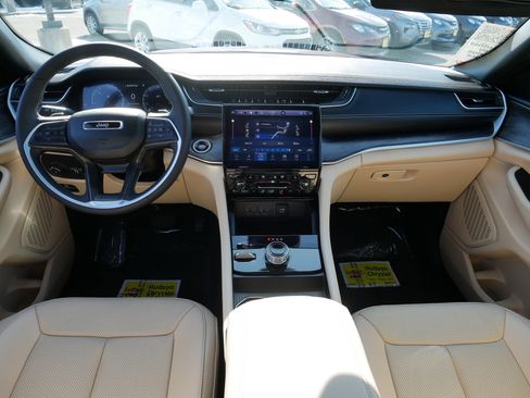 Used 2025 Jeep Grand Cherokee Limited w/ Luxury Tech Group II image 10