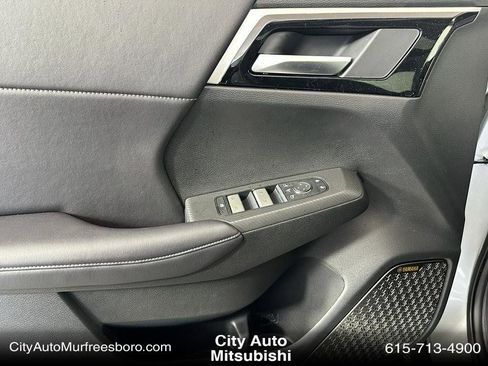 New 2025 Mitsubishi Outlander SE image 11